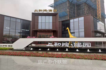 豪华装修4室2厅2卫1阳台，拎包入住，采光空气都很好！